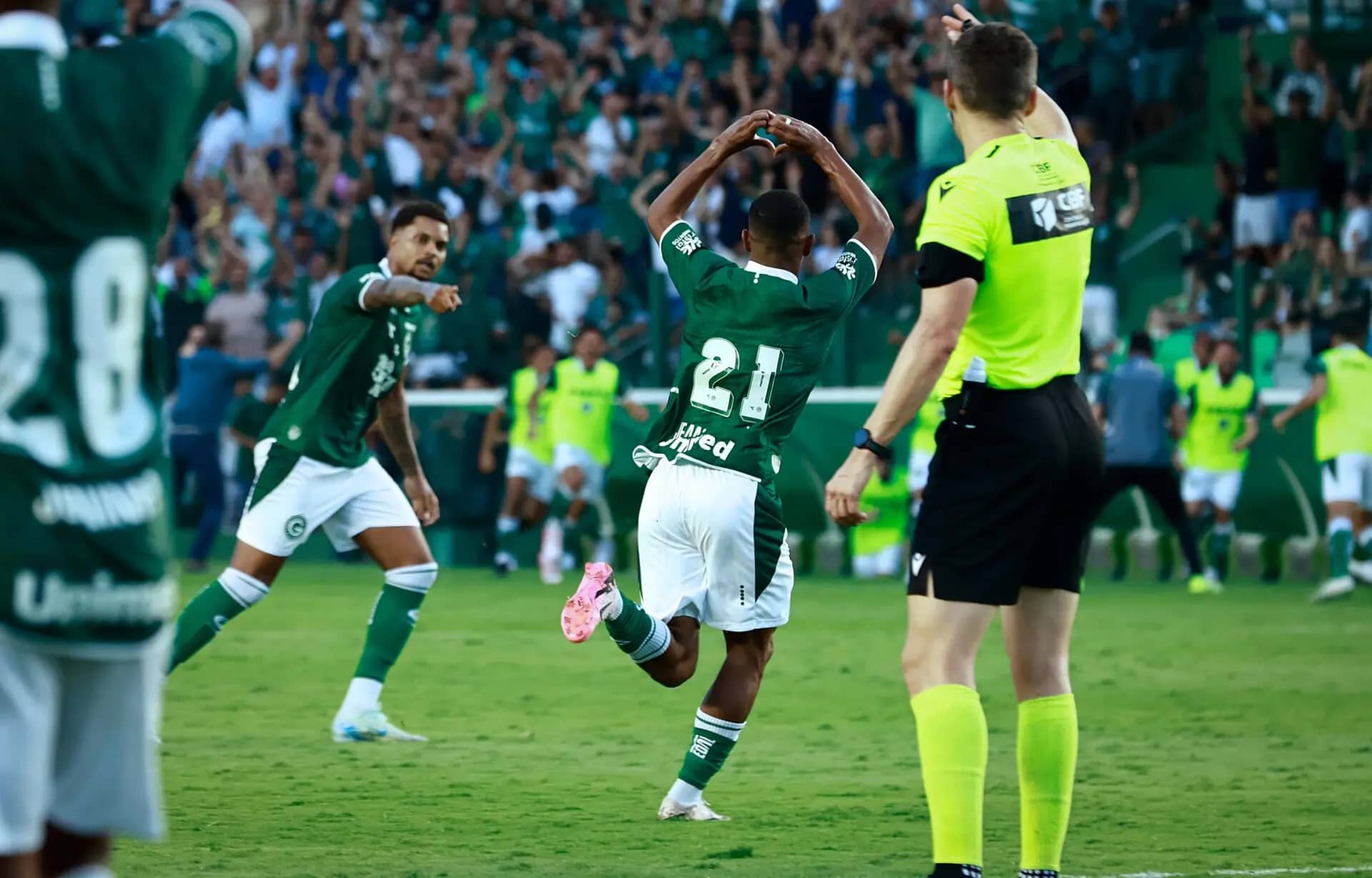Jovem atacante Jean Carlos fez o gol que levou o Goiás à liderança