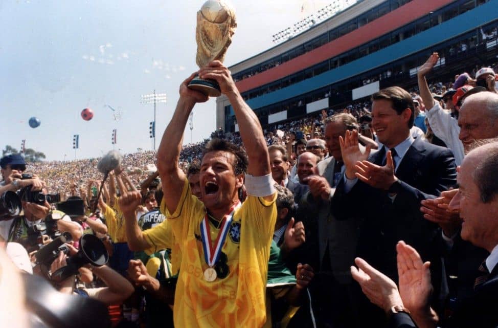 Dunga com a taça da Copa do Mundo de 1994