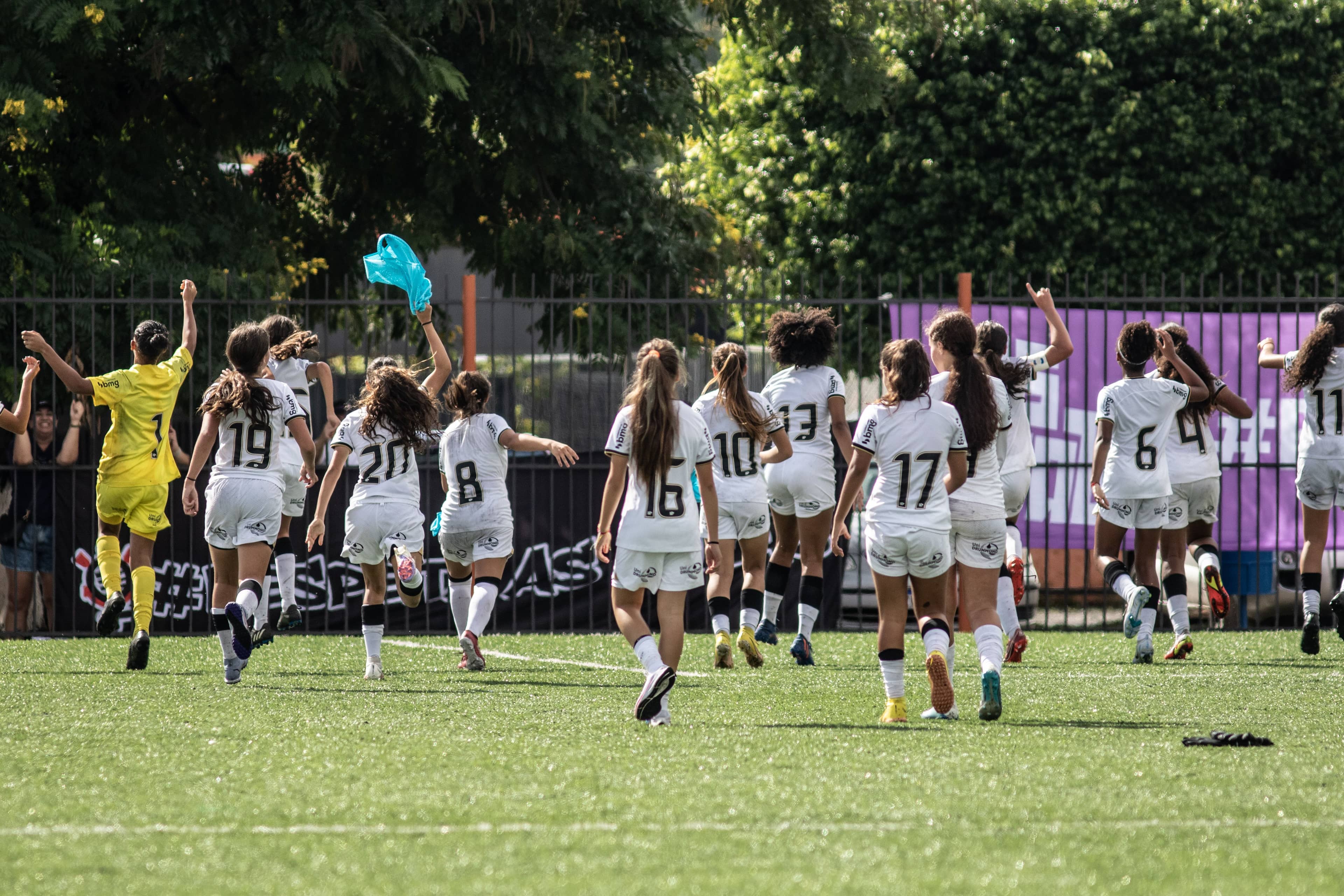 Jogadoras comemoram vitoria em partida da Liga de Desenvolvimento Feminina Sub-14