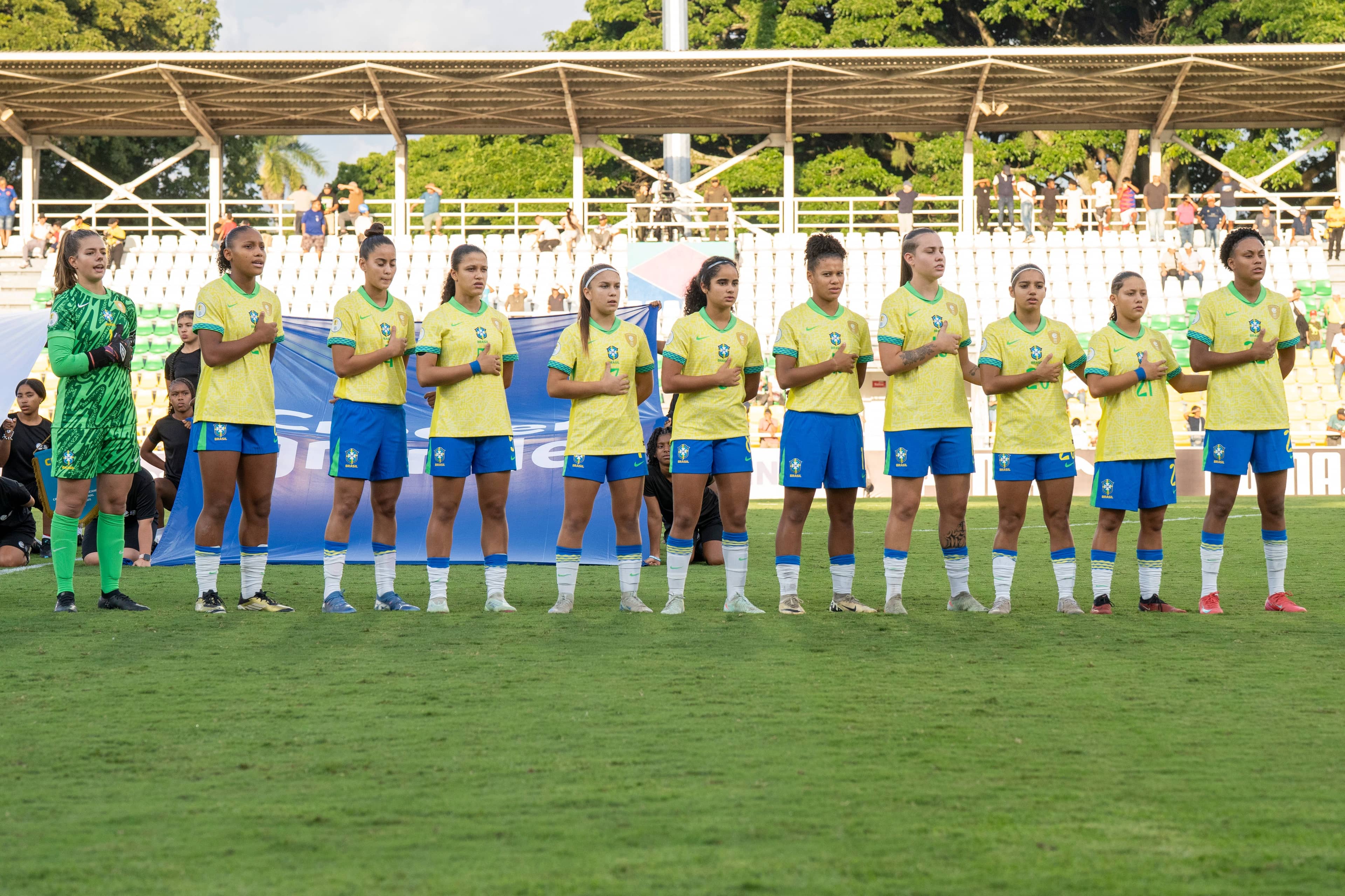 Seleção Feminina Sub-17 durante hino nacional antes da partida contra o Chile