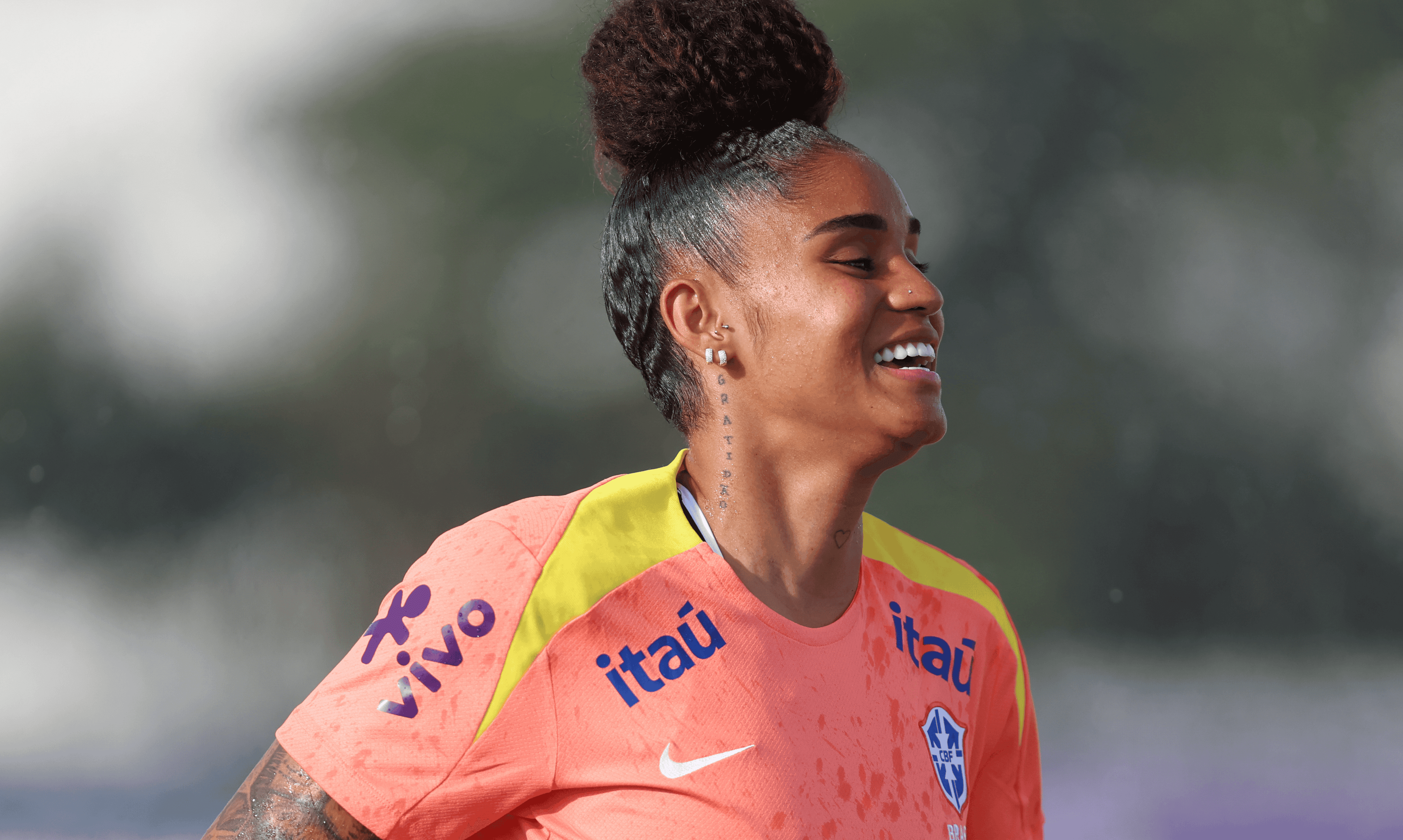 Tarciane celebra 22 anos em treino com Seleção no CT Joaquim Grava