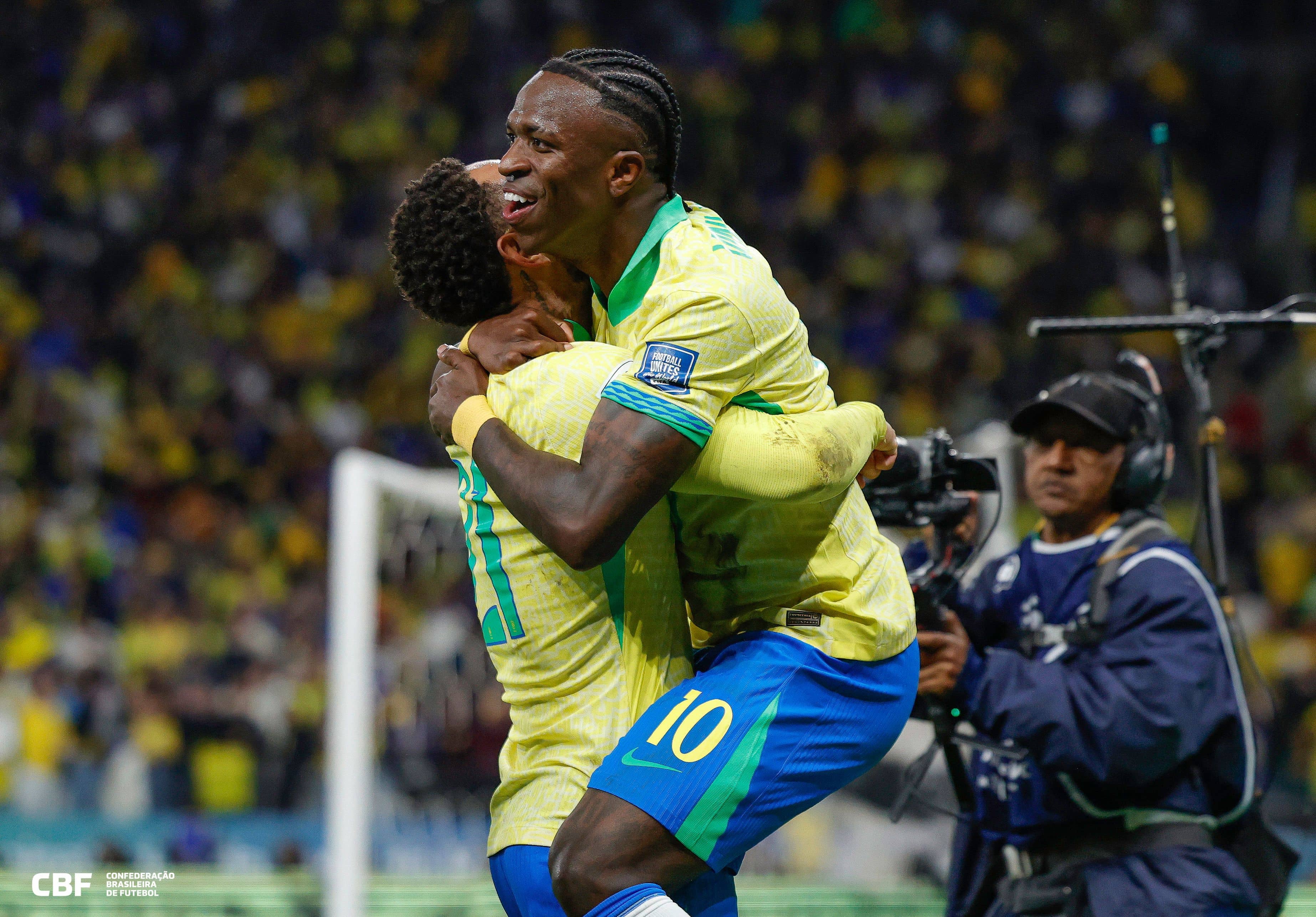 Vini Jr comemora o gol da vitória