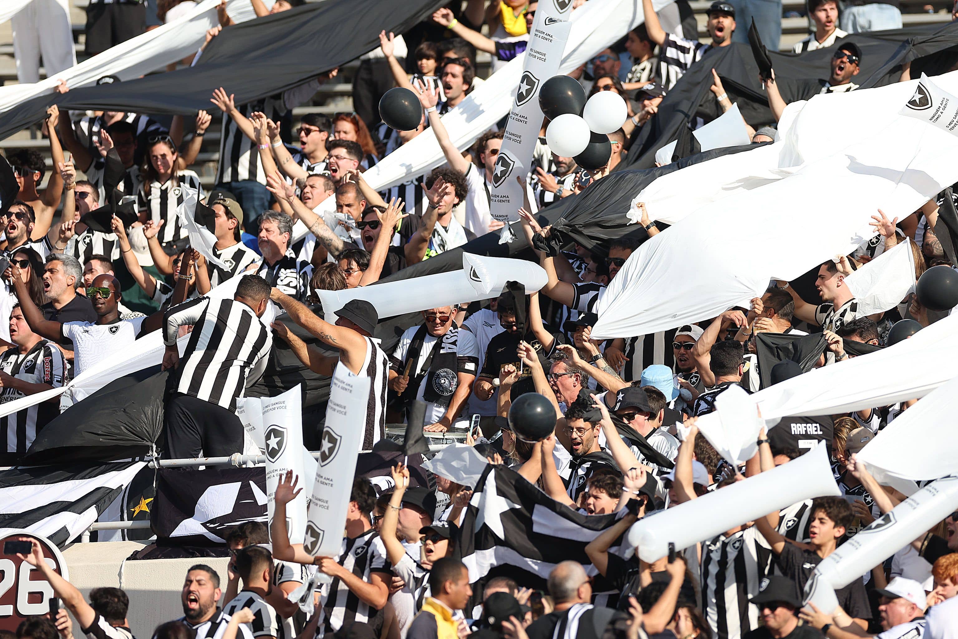 Torcida Alvinegra apoia o time durante a Copa do Mundo de Clubes