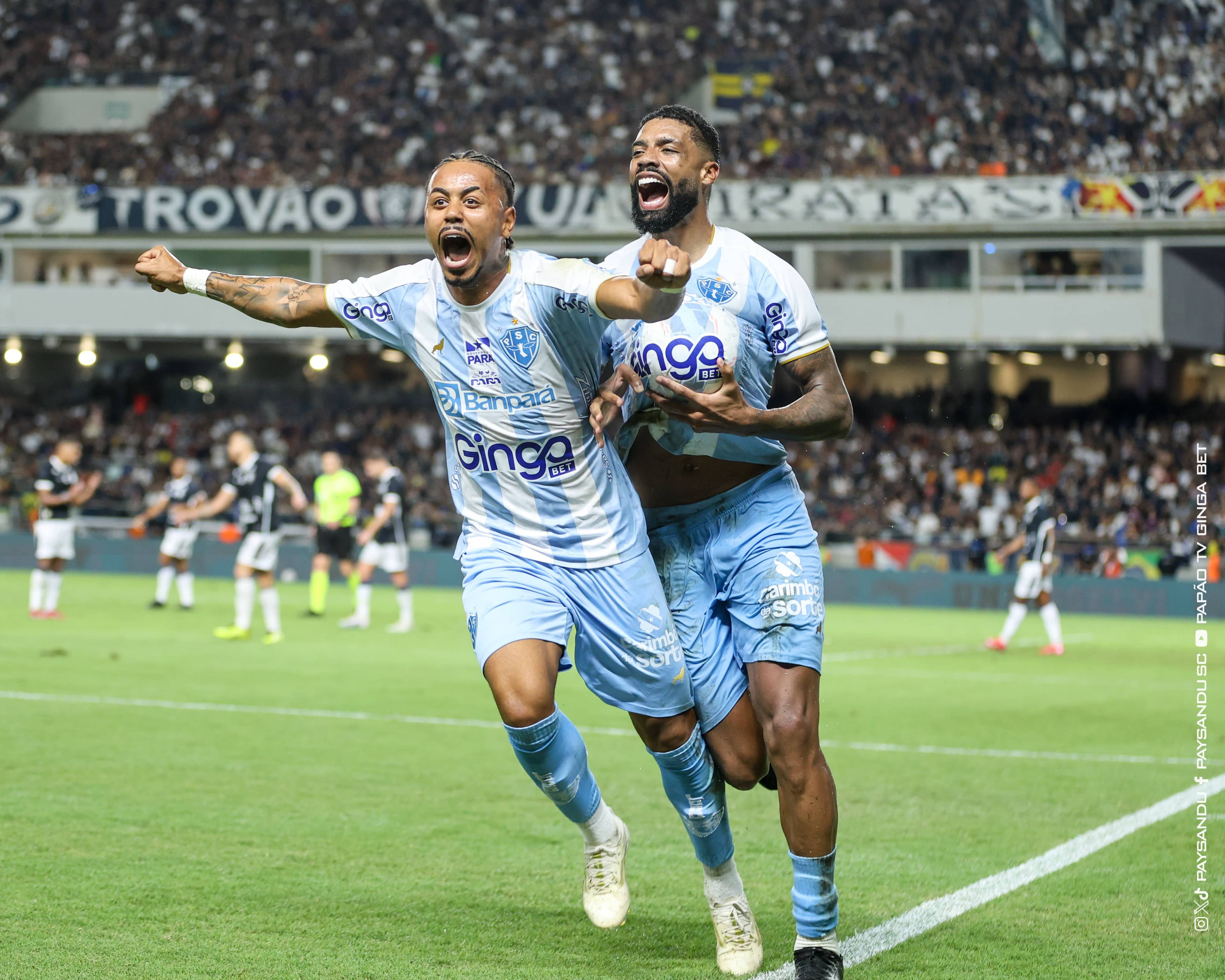 Jogadores do Papão da Curuzu comemoram o gol da vitória