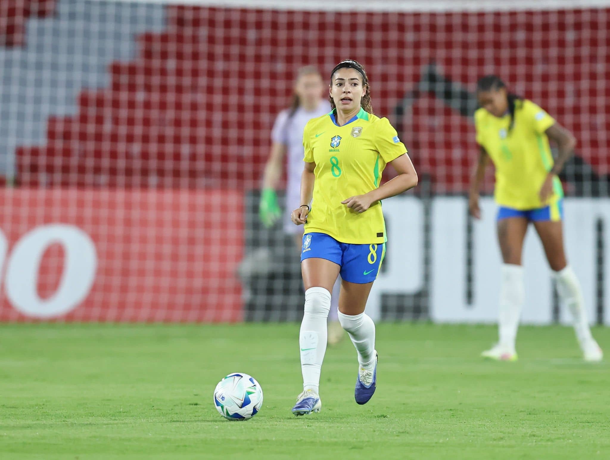 Angelina escreve sua história honrando o legado da camisa 8 que já foi de Formiga 