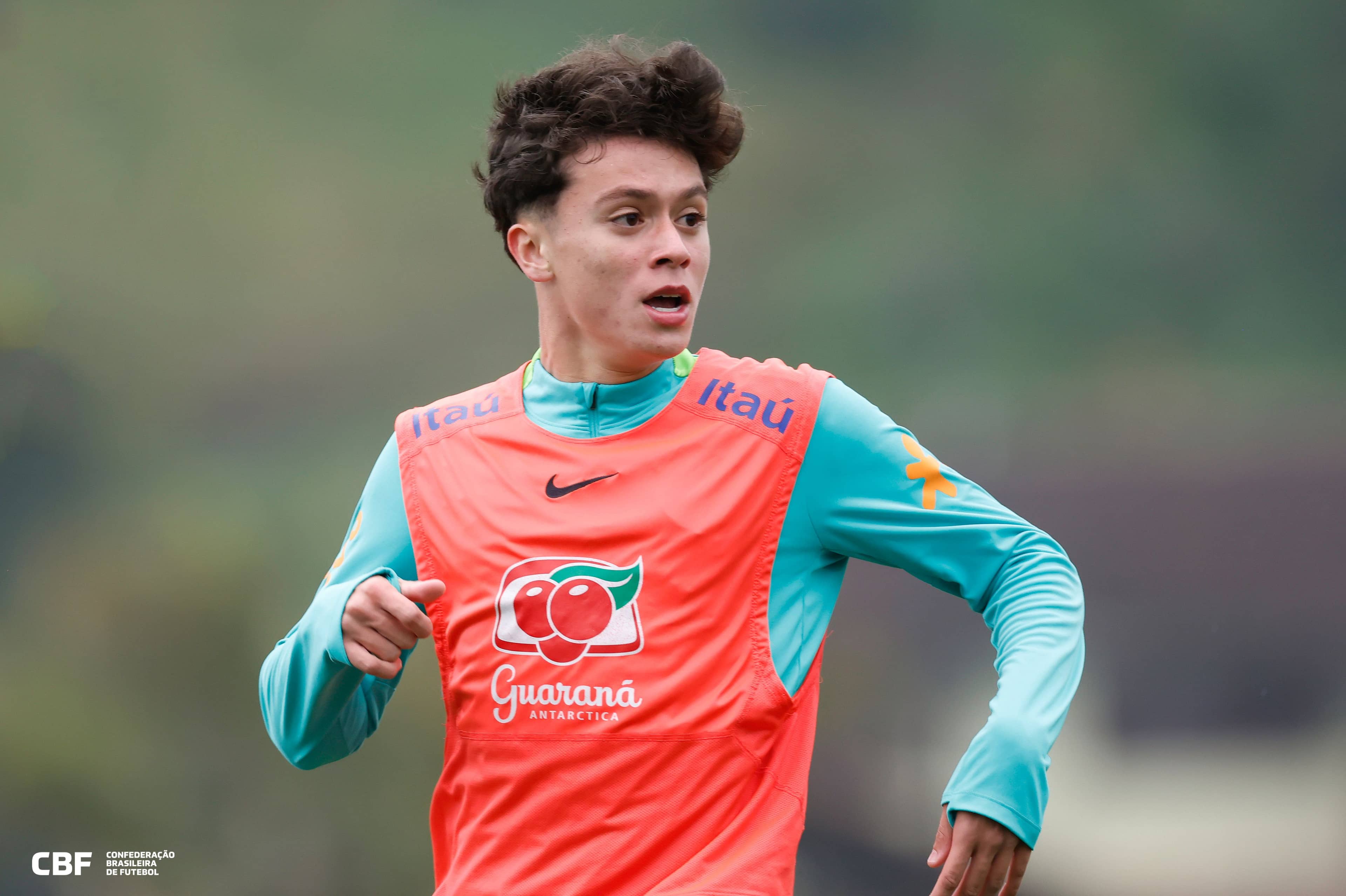 Lucas Miranda em atividade na Granja Comary