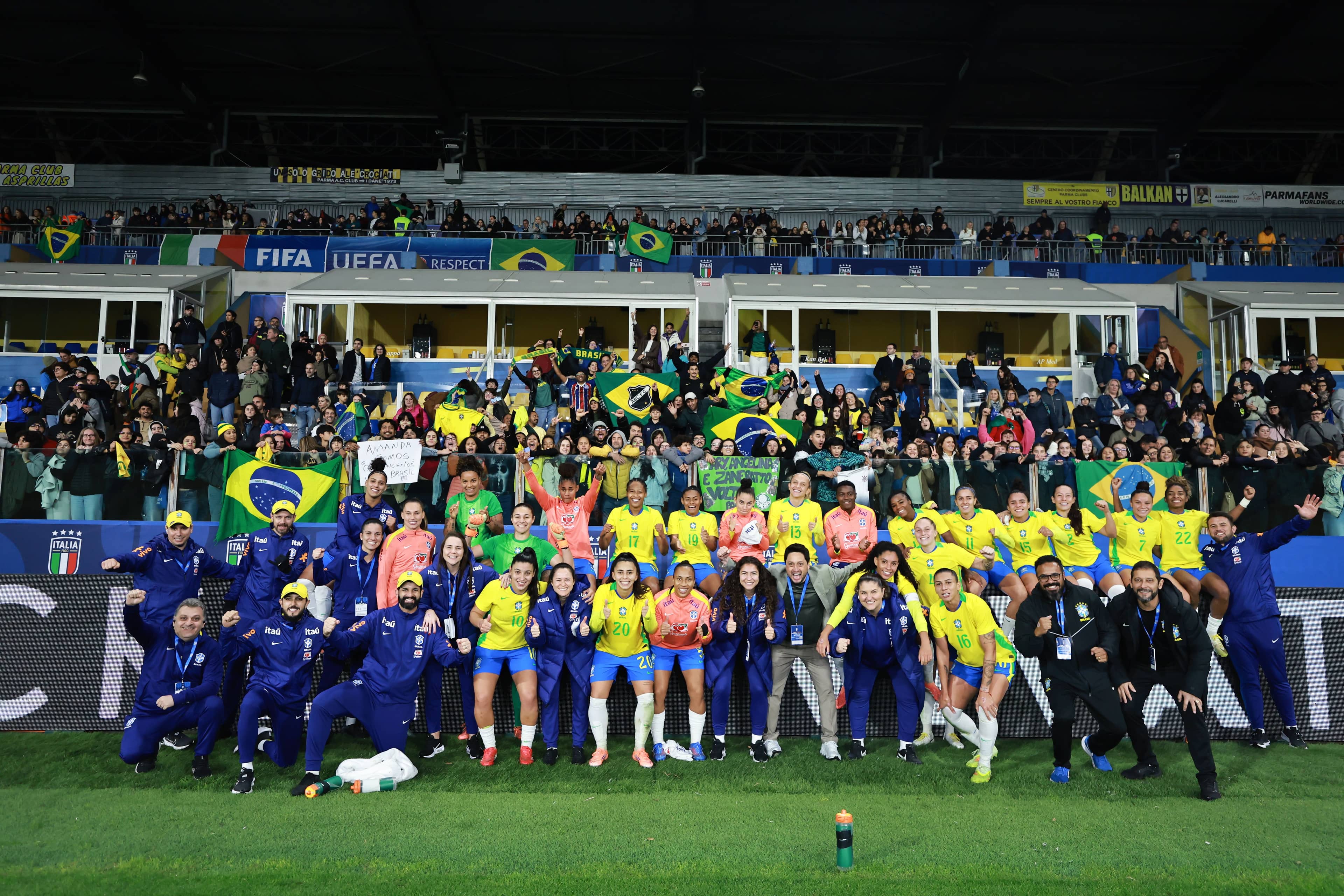 Seleção Feminina após vitória sobre a Itália