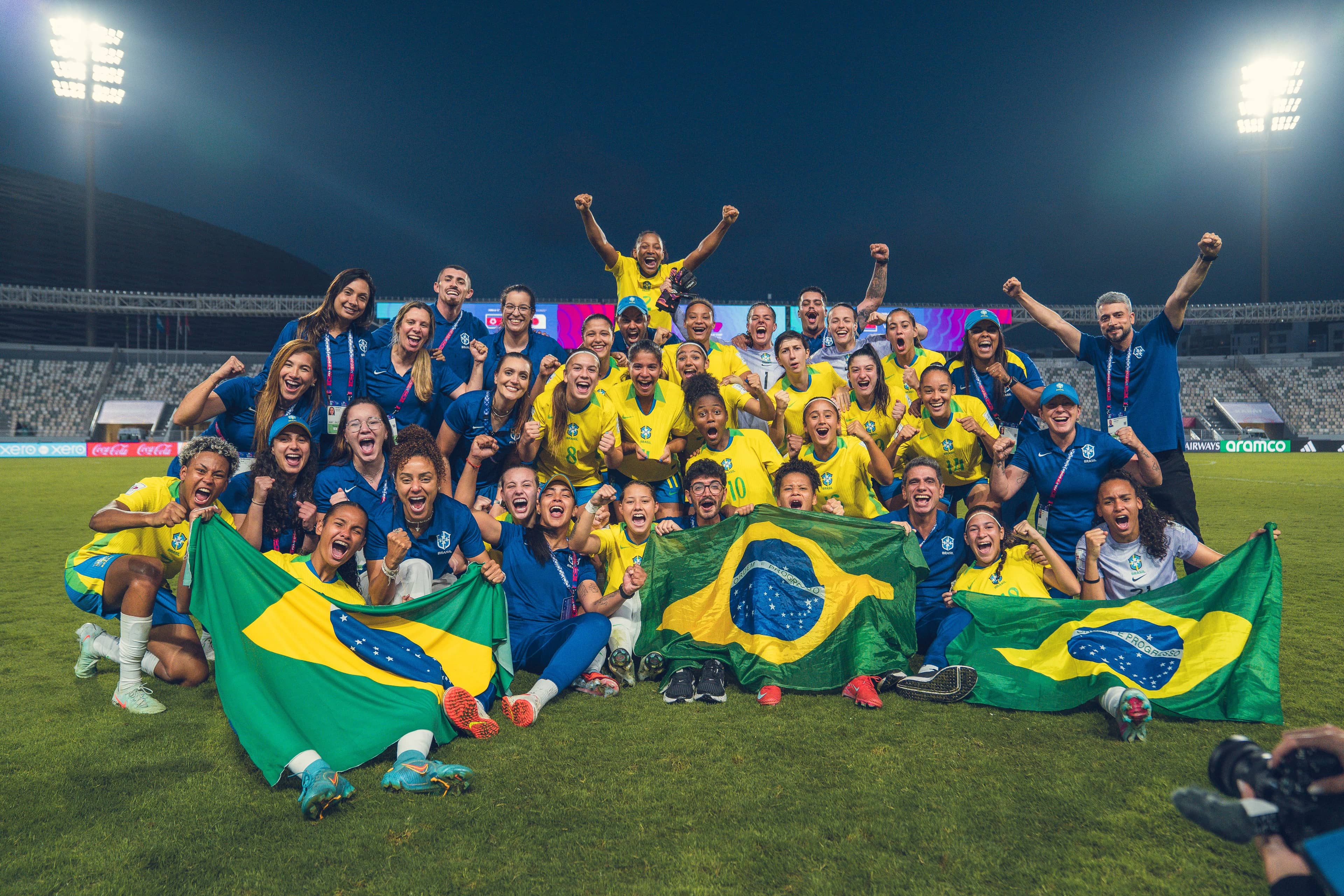 Delegação da Seleção Brasileira em comemoração após classificação histórica para uma semifinal do mundial da categoria