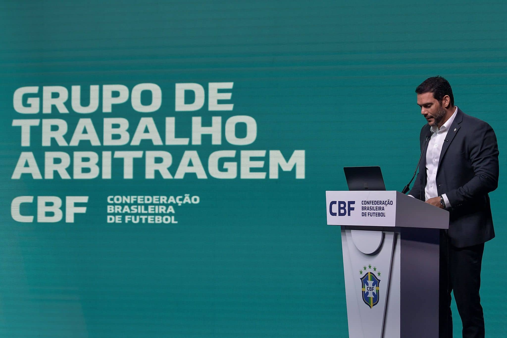 Durante fala de abertura, presidente da CBF Samir Xaud anunciou a implantação da tecnologia de impedimento semiautomático para 2026