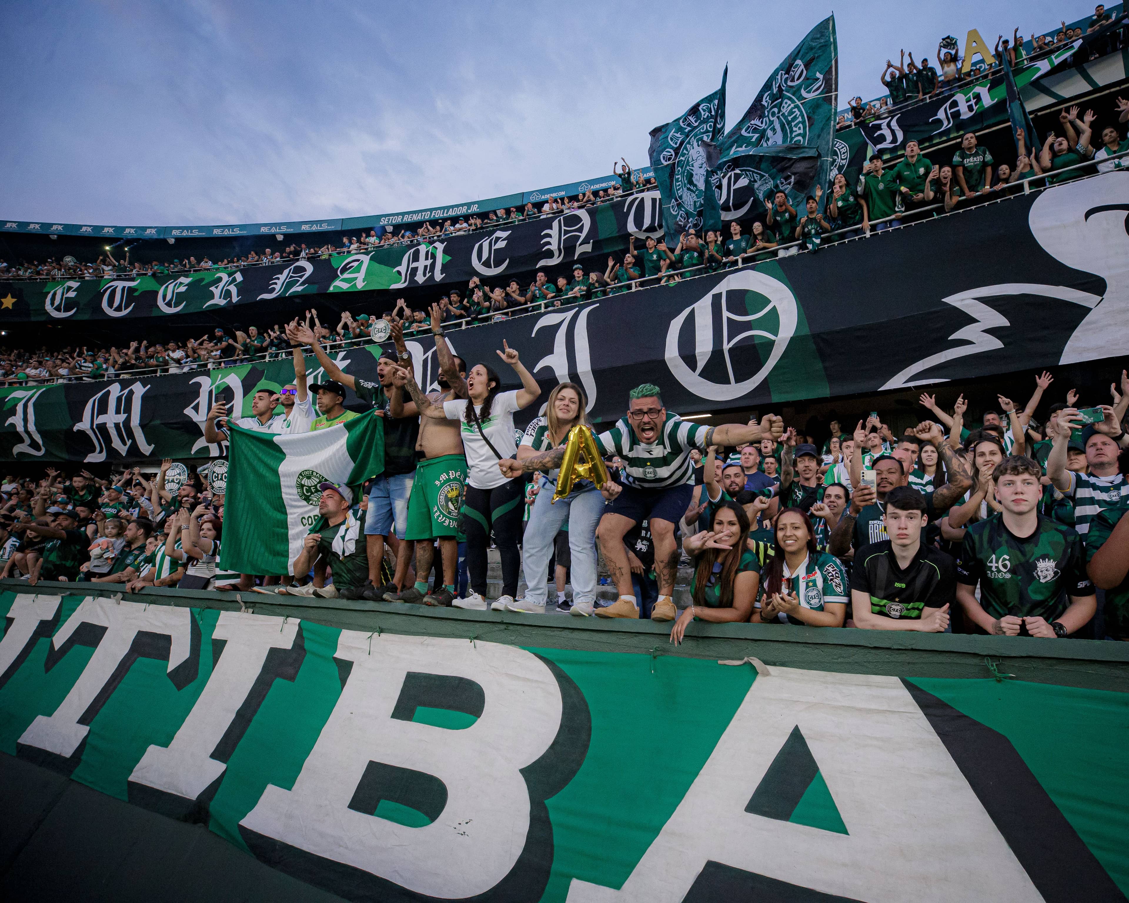 A torcida do Coritiba mais uma vez lotou o Couto Pereira e celebrou o retorno à elite