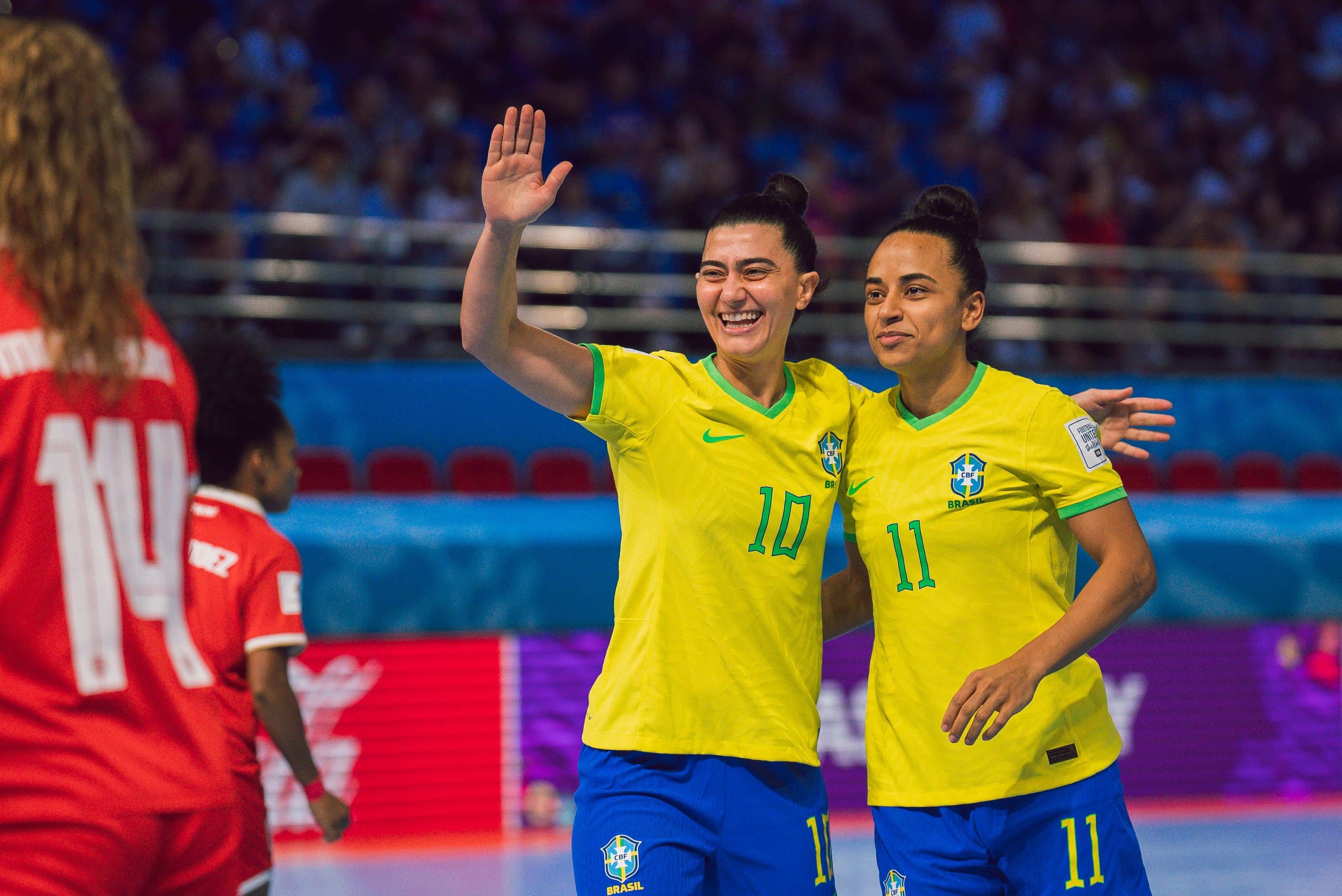 Luciléia (10) e Camila festejam um dos gols da Seleção