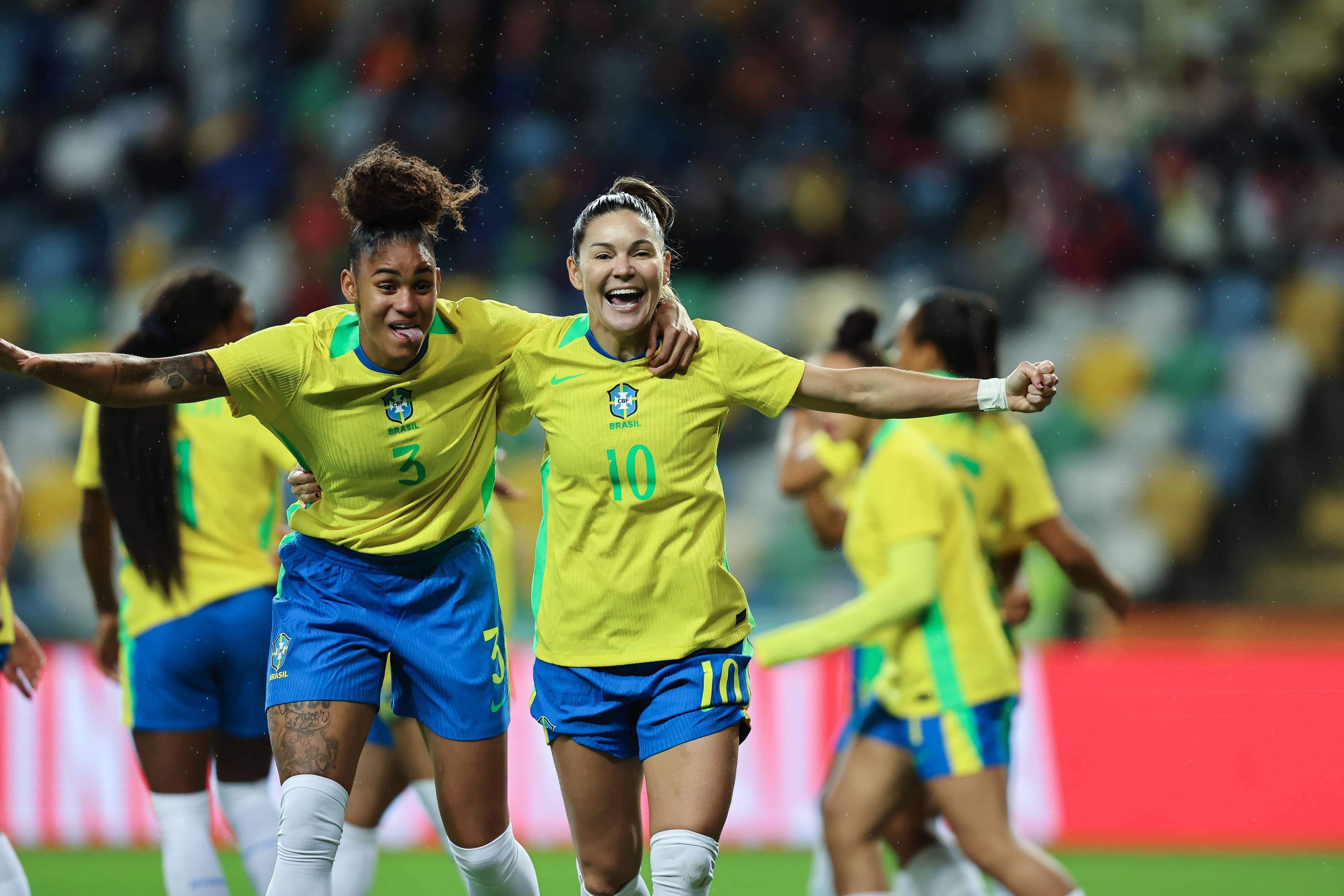 Tarciane e Gabi Zanotti comemoram um dos gols da Seleção