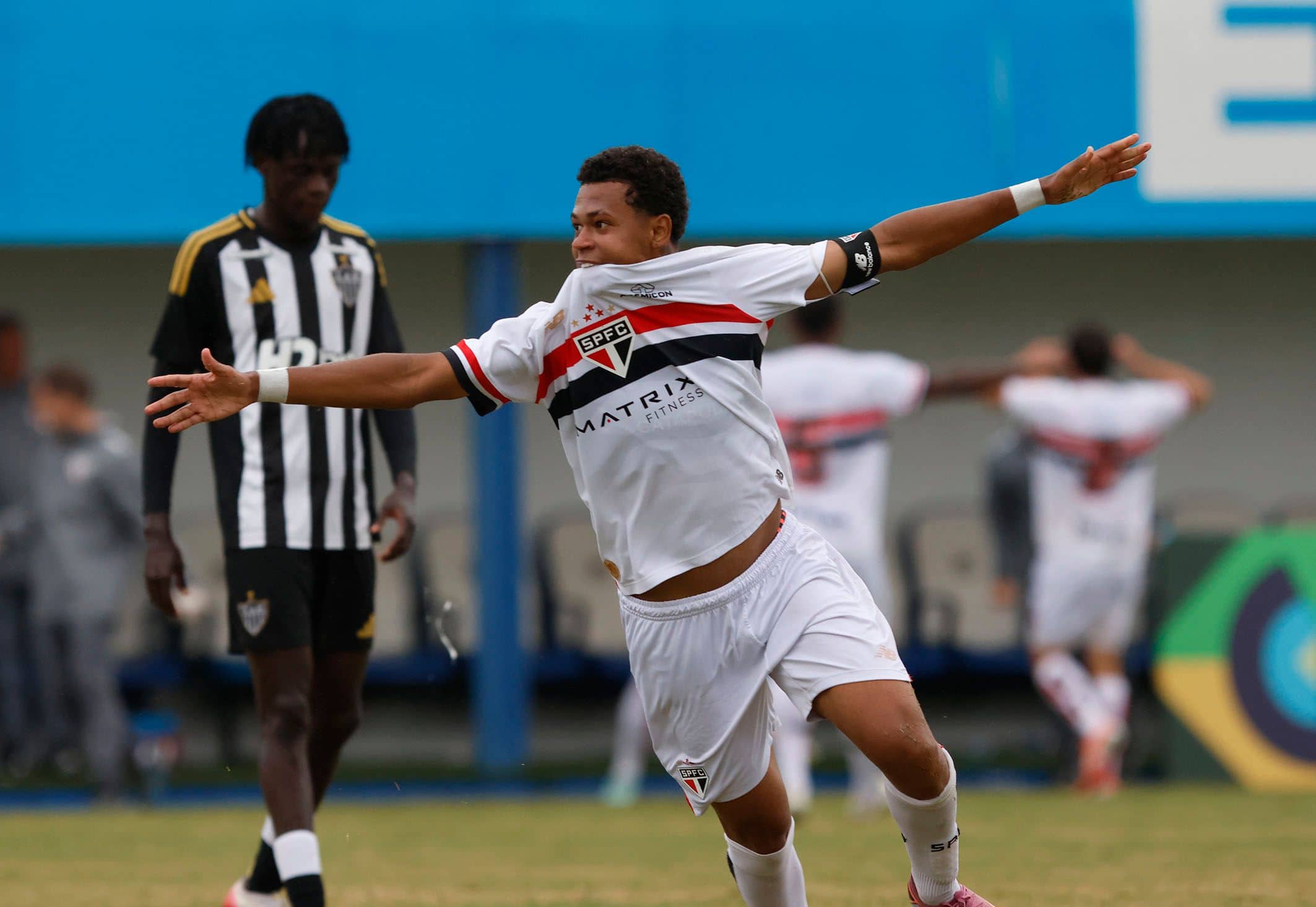 Paulinho marcou o terceiro gol do São Paulo