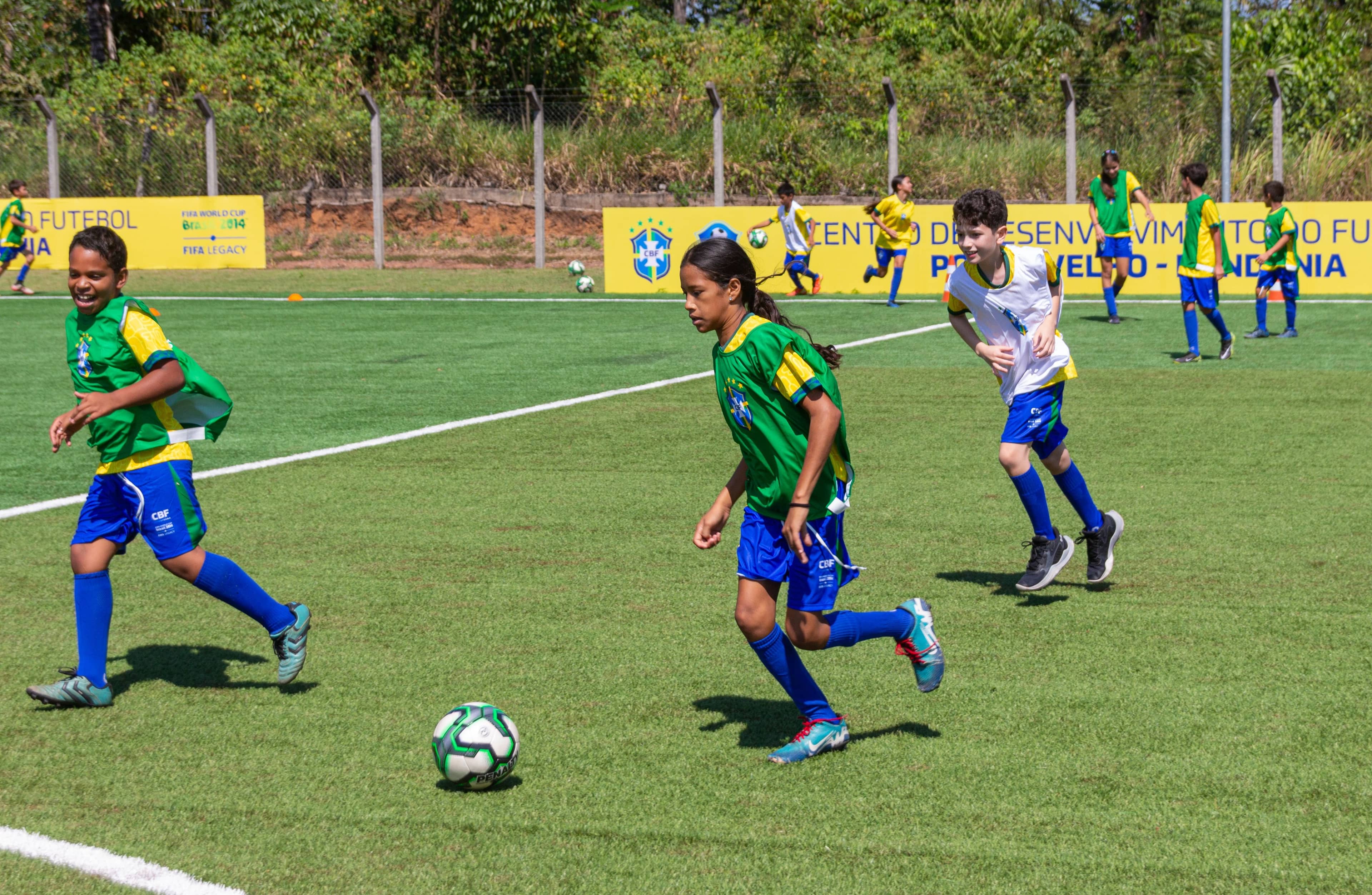 Crianças participam de atividade na inauguração do Centro de Desenvolvimento do Futebol de Rondônia