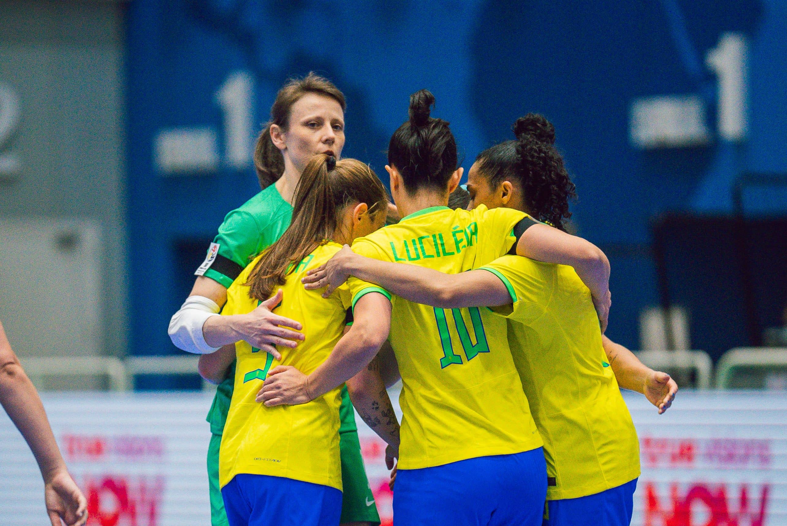 Luciléia marcou um hat trick na goleada do Brasil sobre a Nova Zelândia 