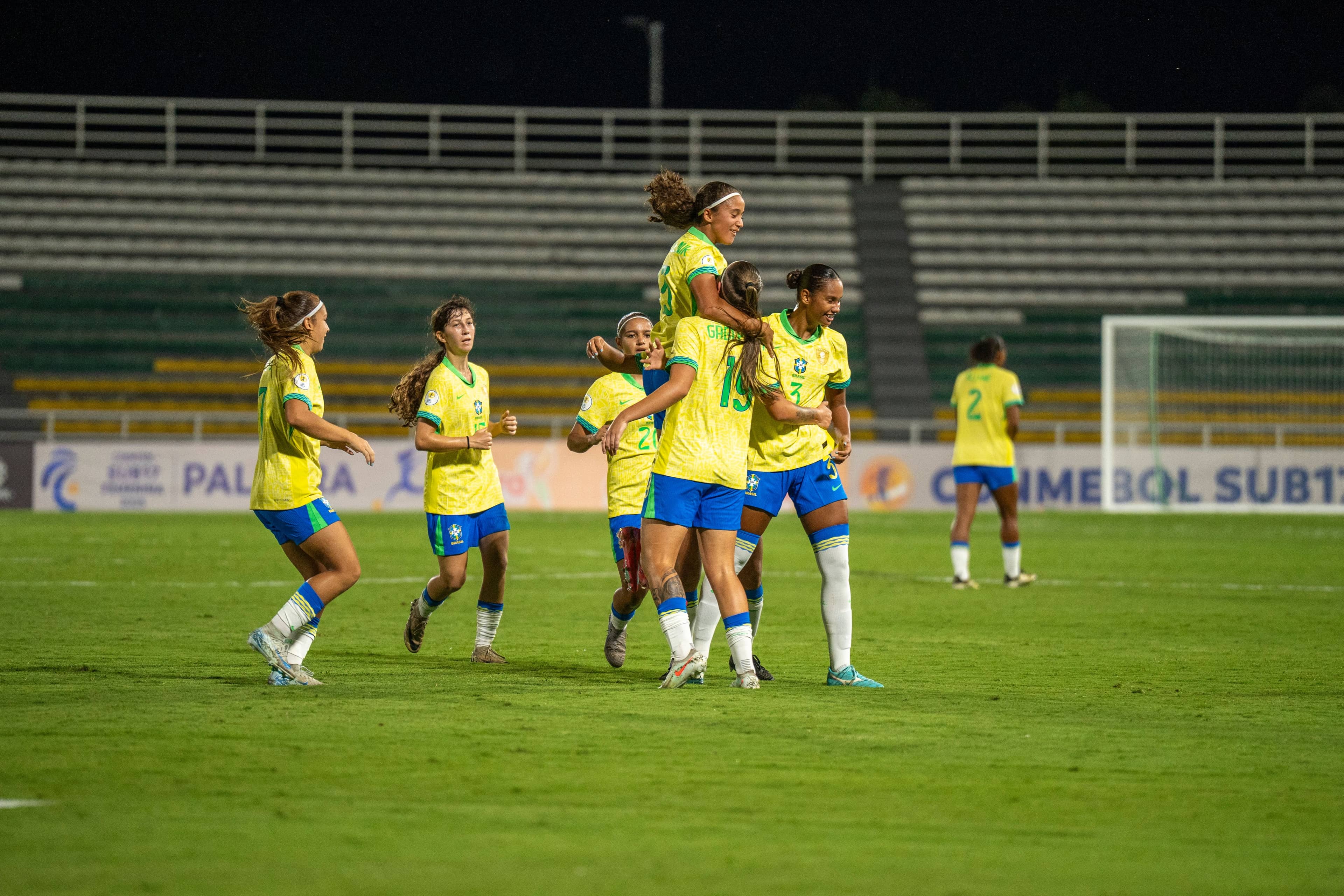 Jogadoras comemoram o gol de Gabi Pusch