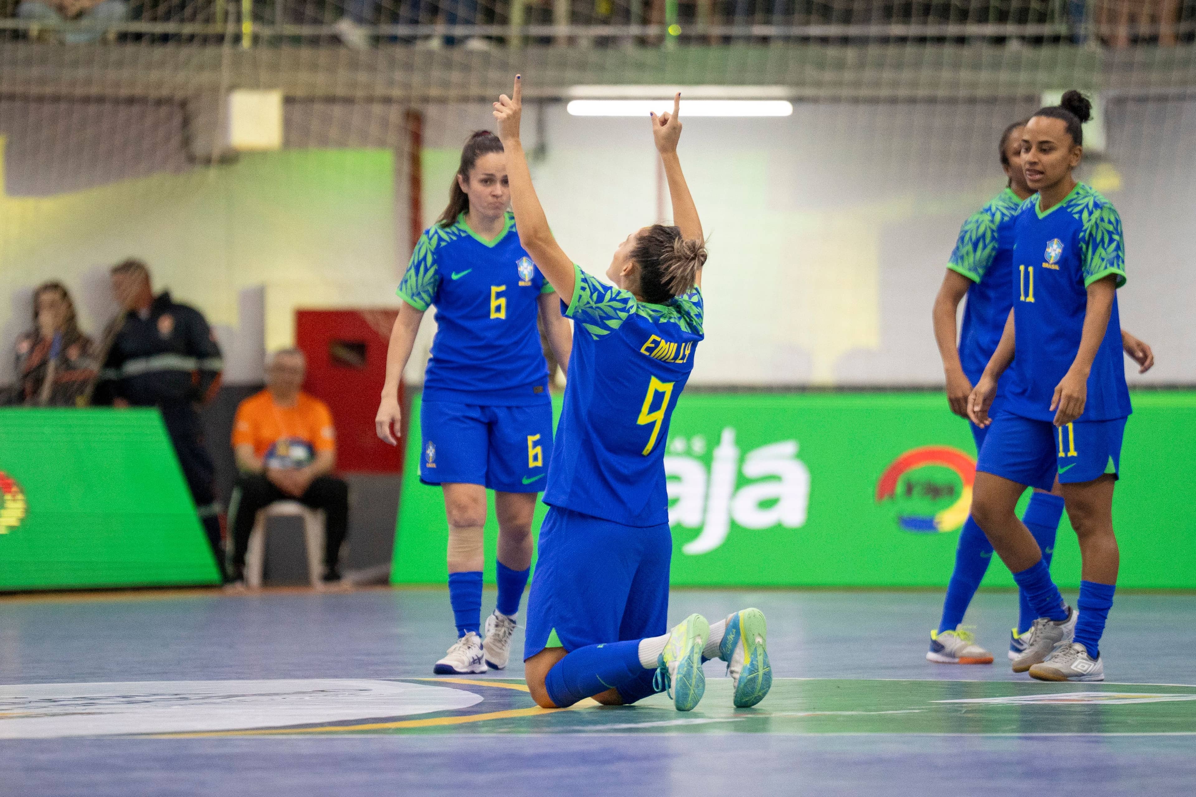 Emily marca dois gols na vitória por 5 a 2 contra Colômbia