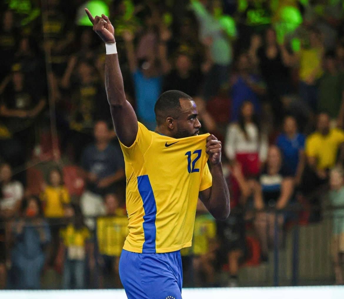 Arthur foi autor do segundo gol da partida