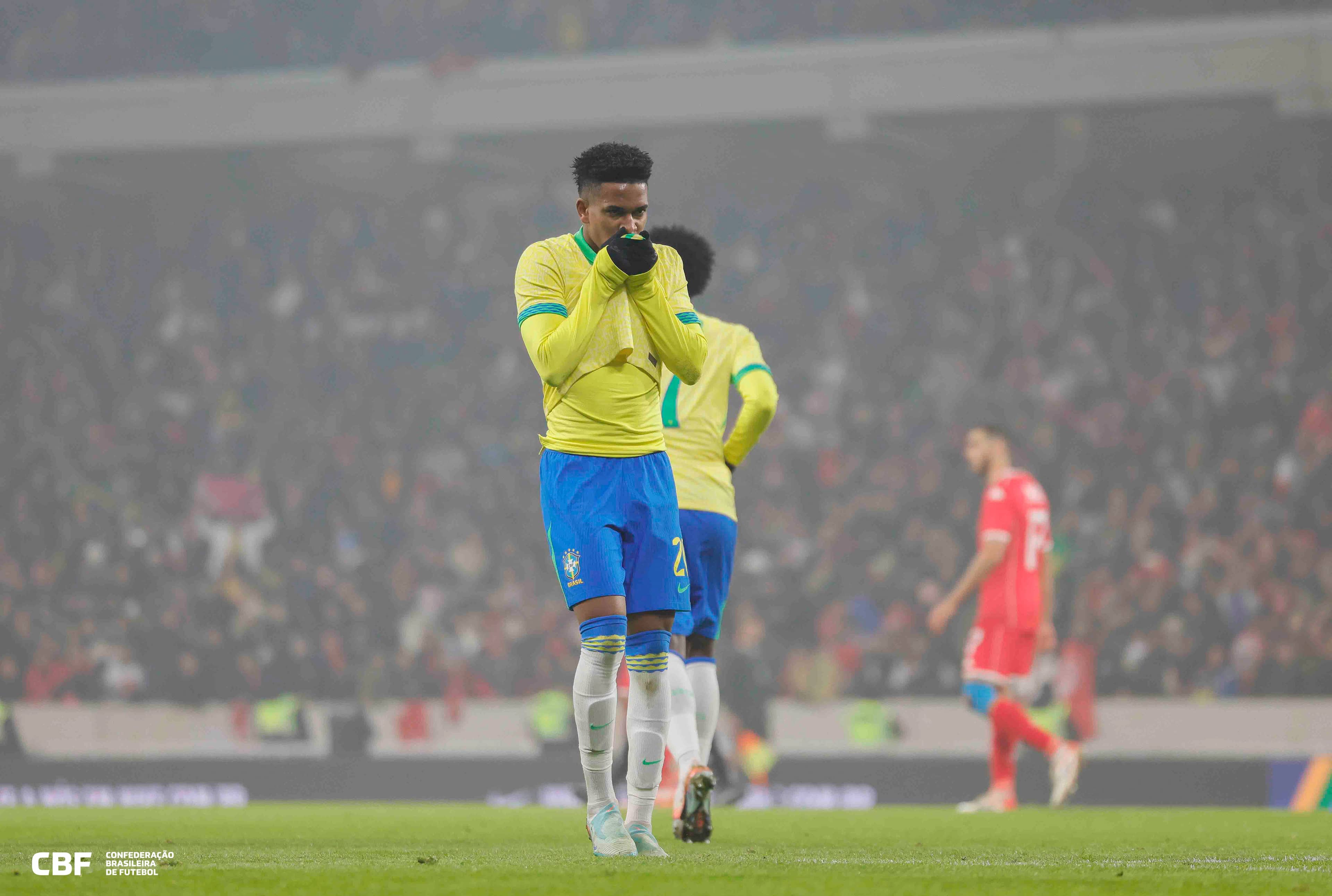 Estêvão tem cinco gols em cinco jogos como titular da Seleção Brasileira