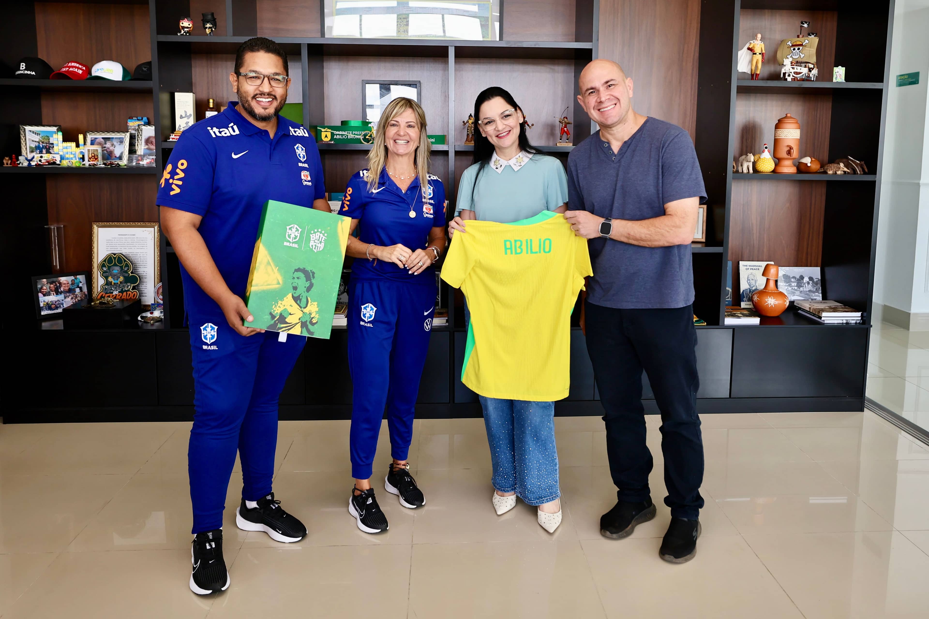 Diogo Pécora, Cris Gambaré, Samantha Íris e Abilio Brunini durante encontro na Prefeitura de Cuiabá