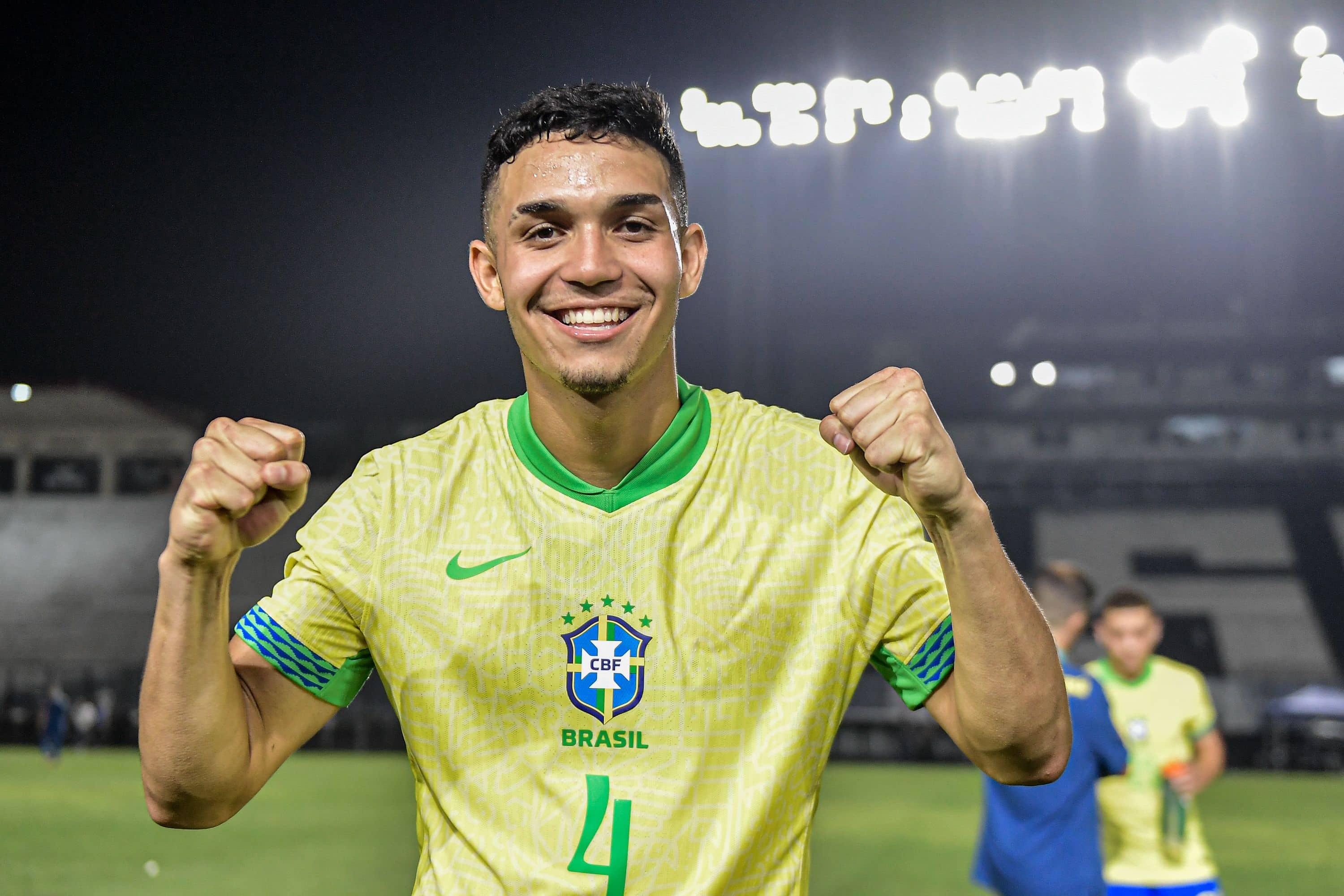 Zagueiro Arthur Dias, do Athletico-PR, foi convocado pela Seleção Brasileira para a disputa do Sul-Americano Sub-20