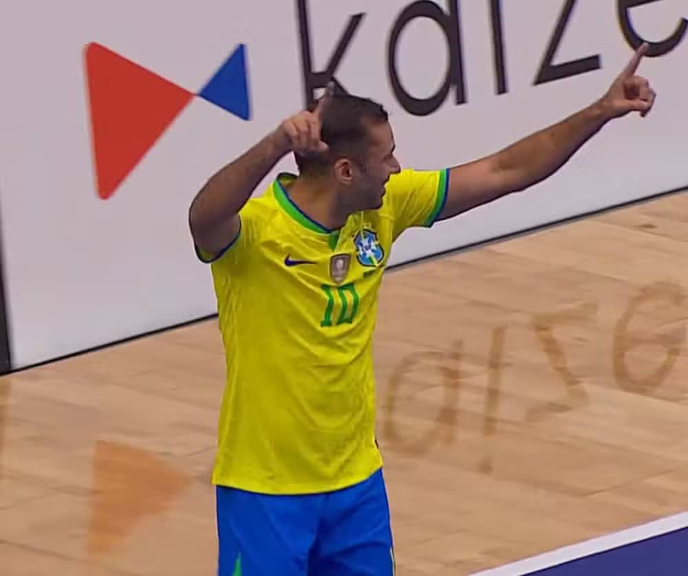 Pito comemora um dos gols do Brasil