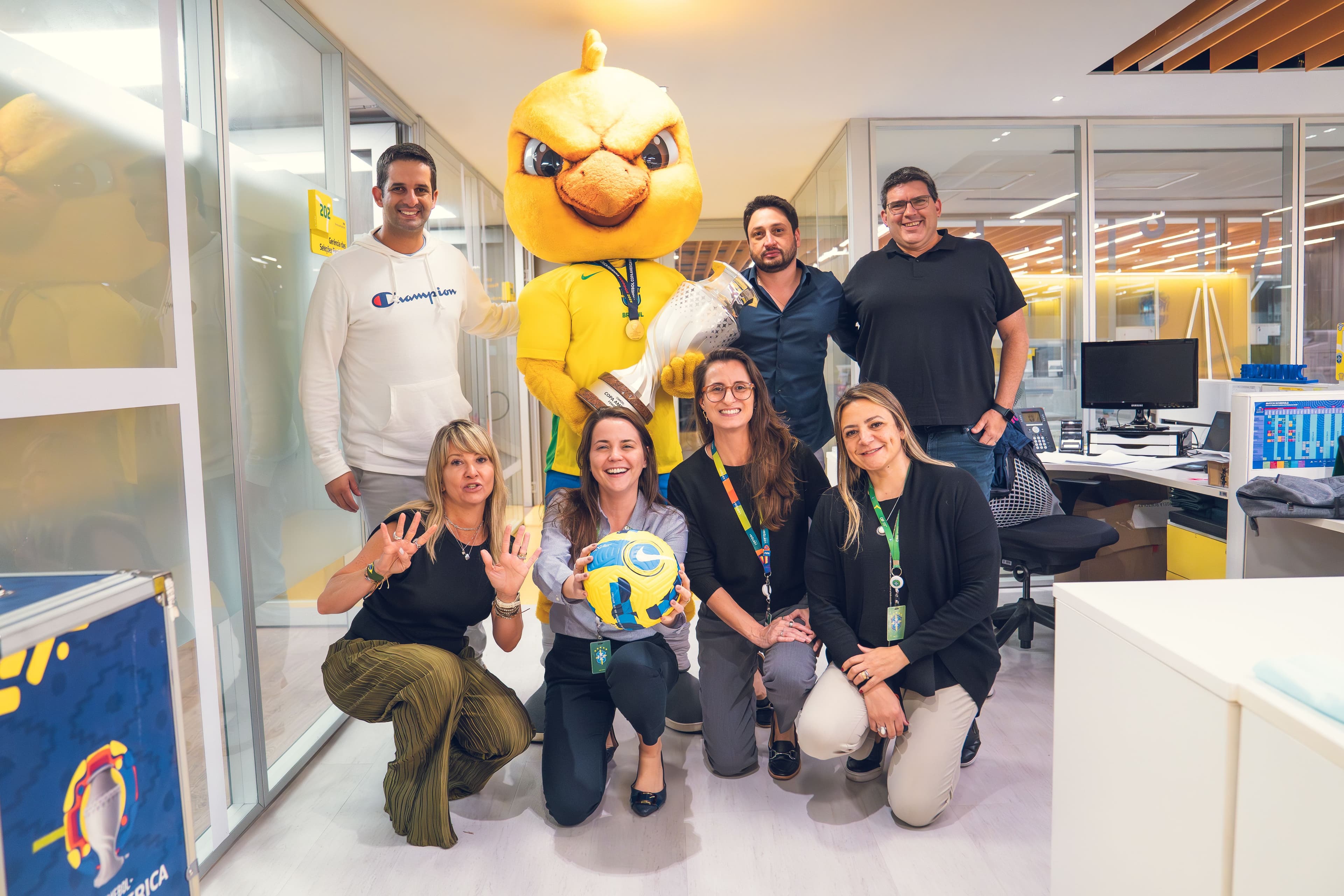 Em pé: Edson Junior, Canarinho, Arthur Elias, Cristian Lizana. Agachadas: Cris Gambaré, Sthefania Lacerda, Marina Figueiredo, Rosangela Bortolaz.Tour da Taça da Copa América Feminina começou com a equipe técnica responsável pela conquista