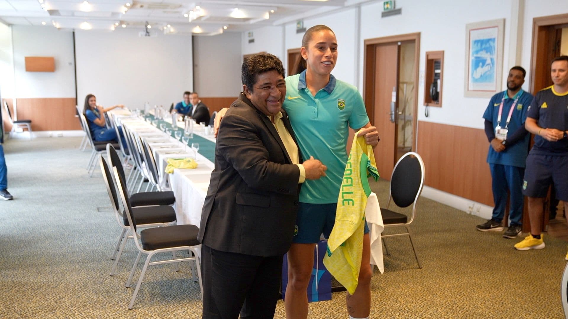 Rafaelle recebeu camisa comemorativa pelos 100 jogos com a Seleção Brasileira
