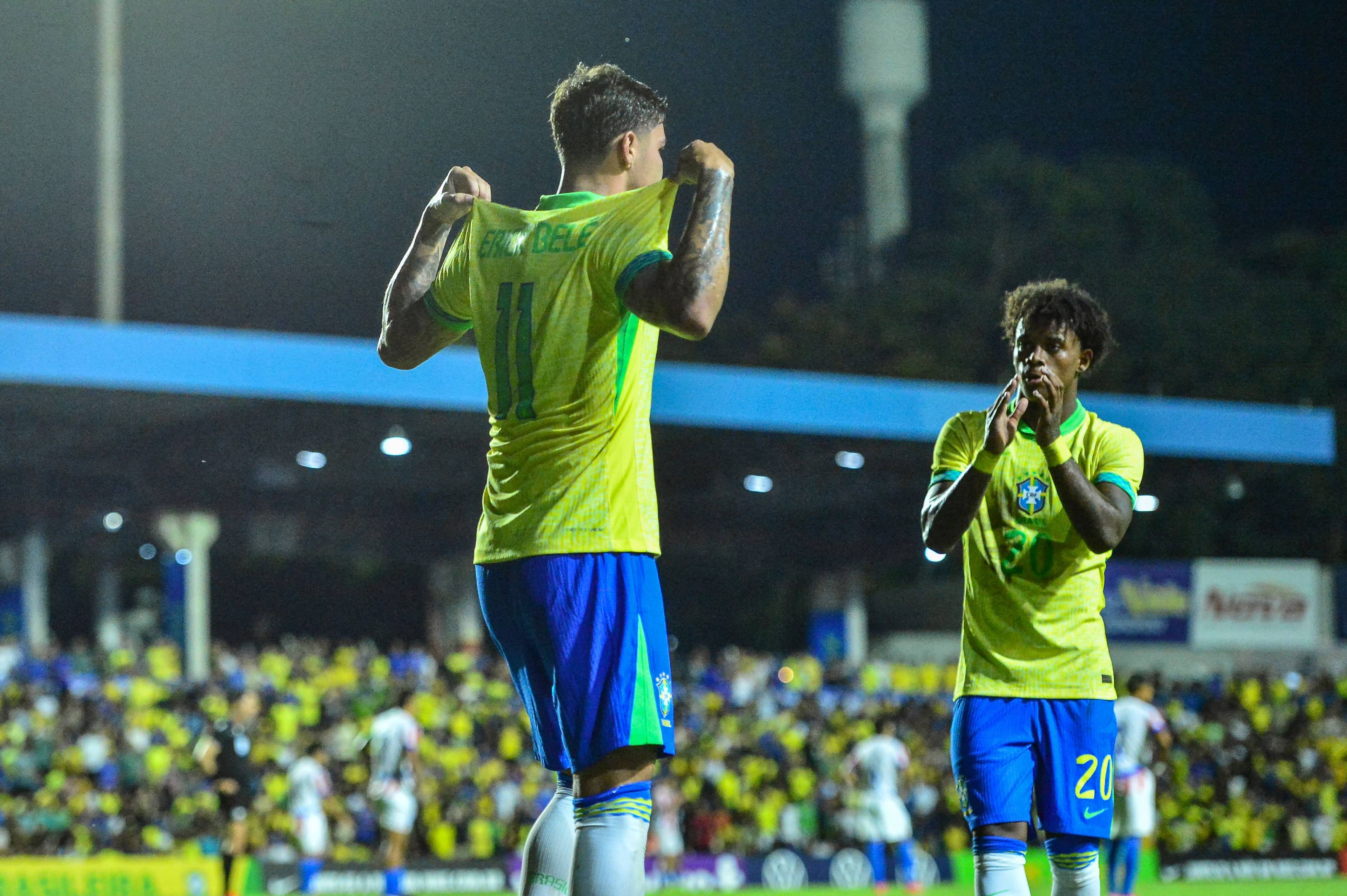 Erick Belé e Bruninho comemoram o segundo gol do Brasil no amistoso