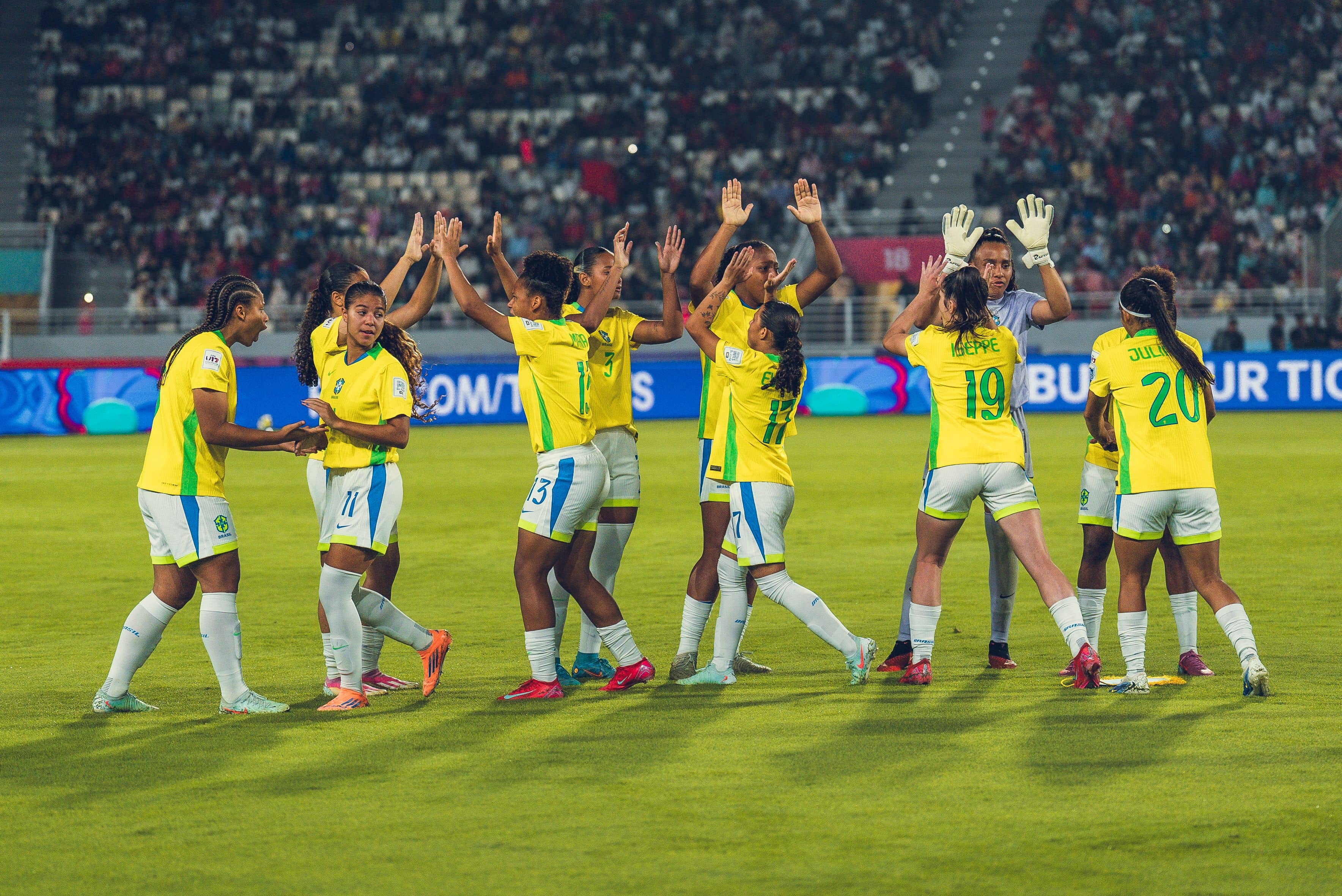 Jogadoras comemoram vitória na estreia da Copa do Mundo Sub-17 no Marrocos