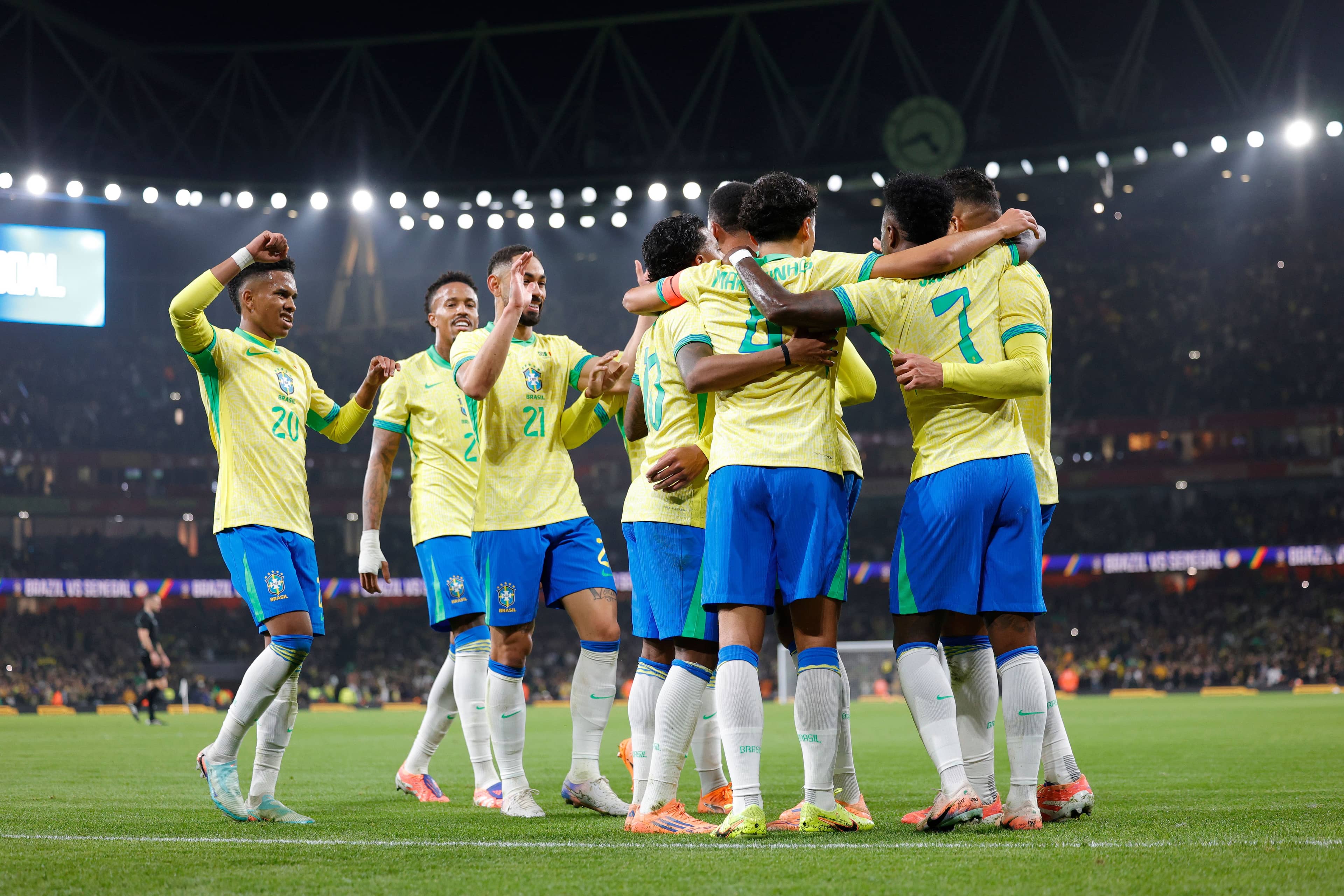 Jogadores comemoram o segundo gol do Brasil no amistoso em Londres