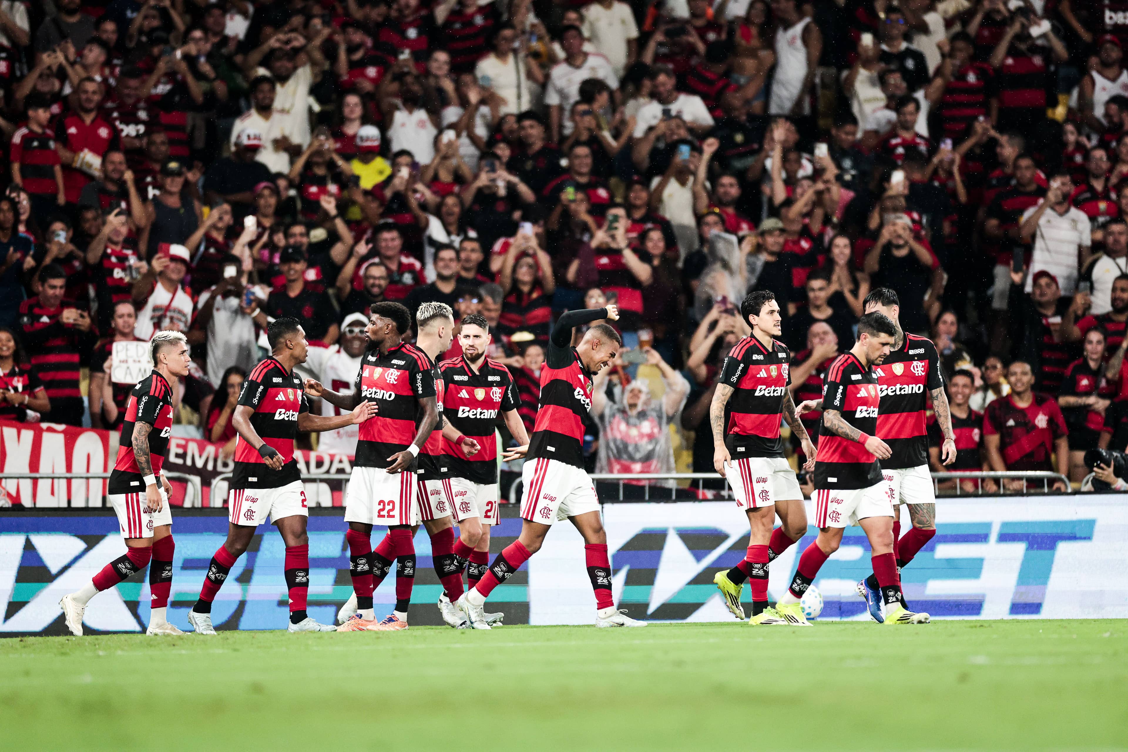 Flamengo vence Remo e se aproxima da ponta do Brasileirão