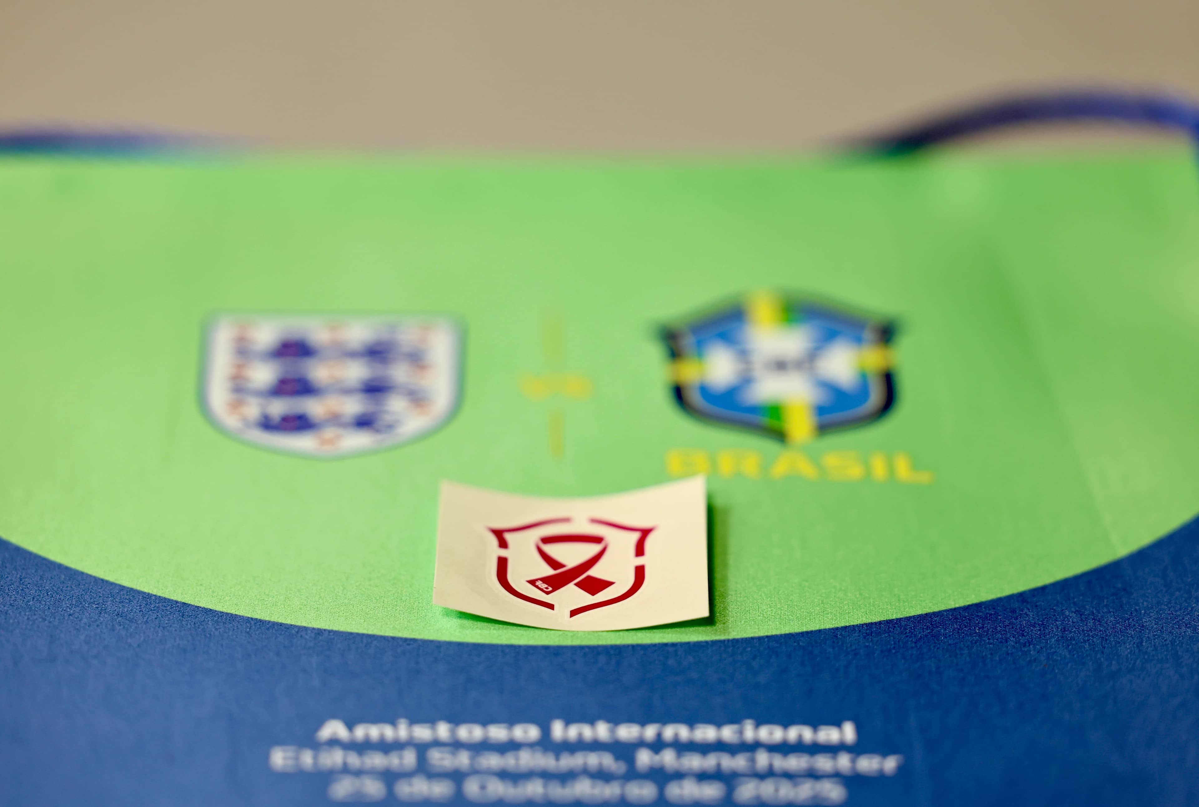 CBF promove a ação "Mão no Peito, Prevenção em Campo" no jogo entre Brasil e Inglaterra