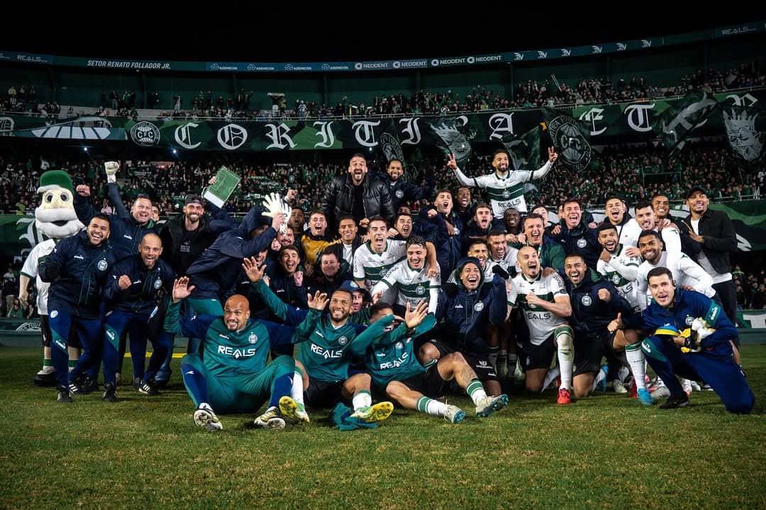 Jogadores e comissão técnica na festa da vitória do Coritiba sobre o Volta Redonda
