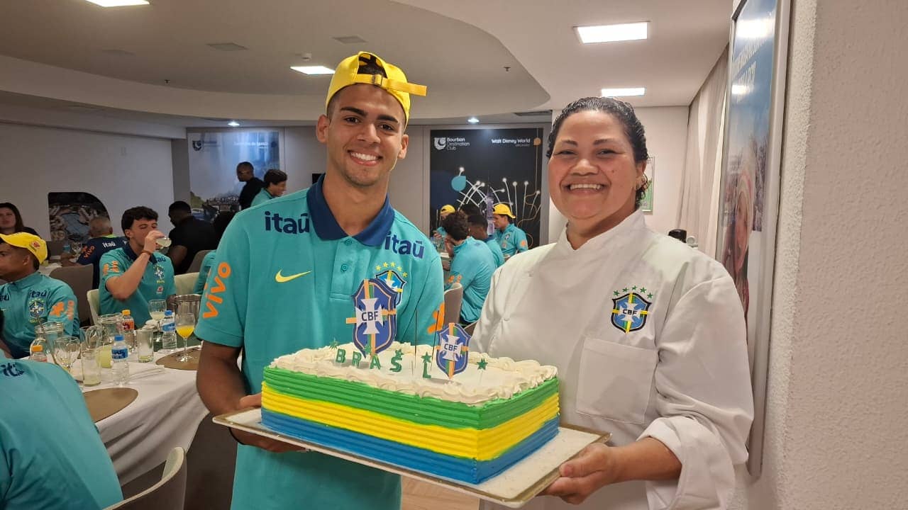 A chefe de cozinha, Cici, entregou o bolo de aniversário para Arthur Gabriel
